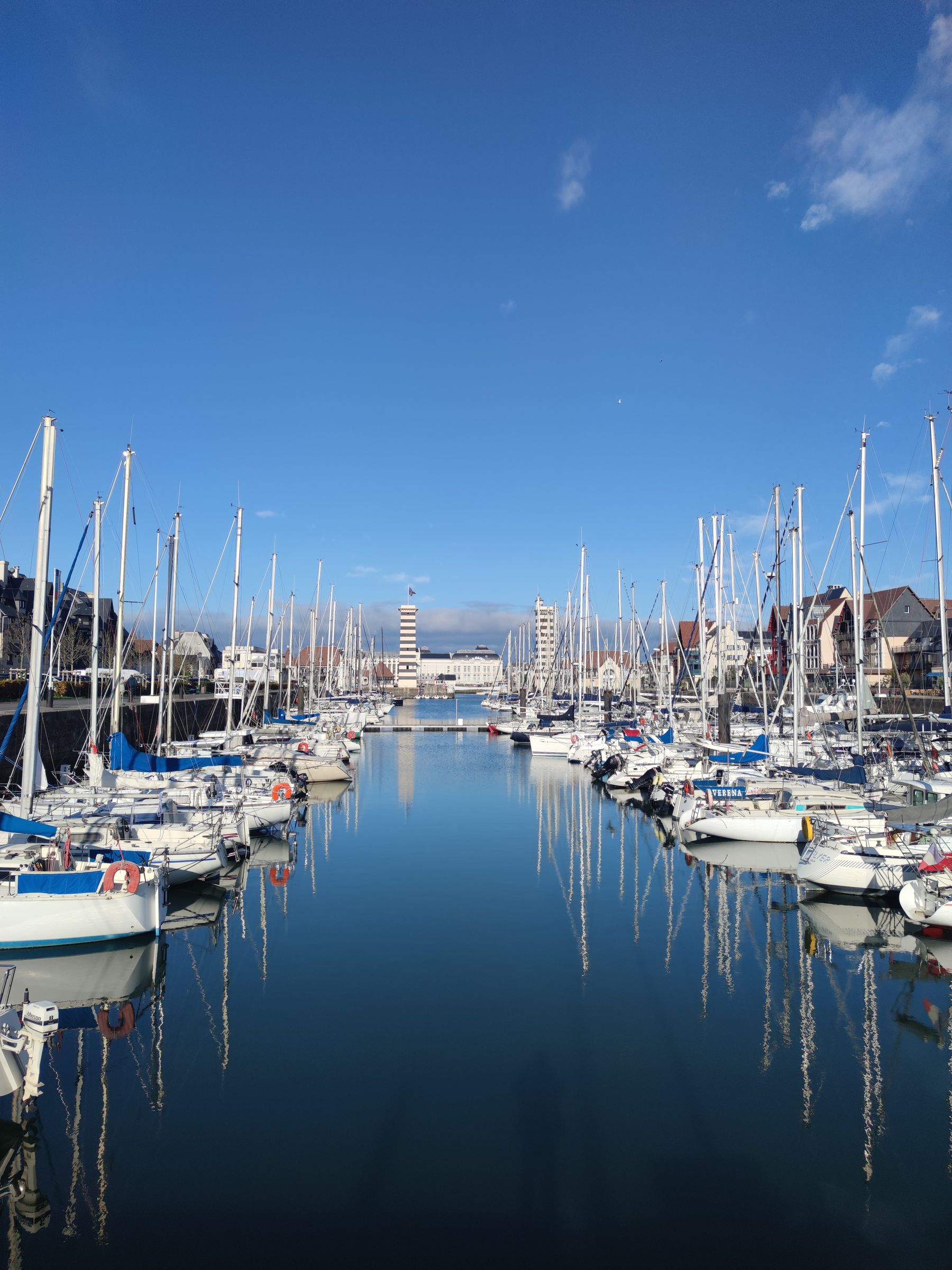 Voiliers dans la marina de Deauville