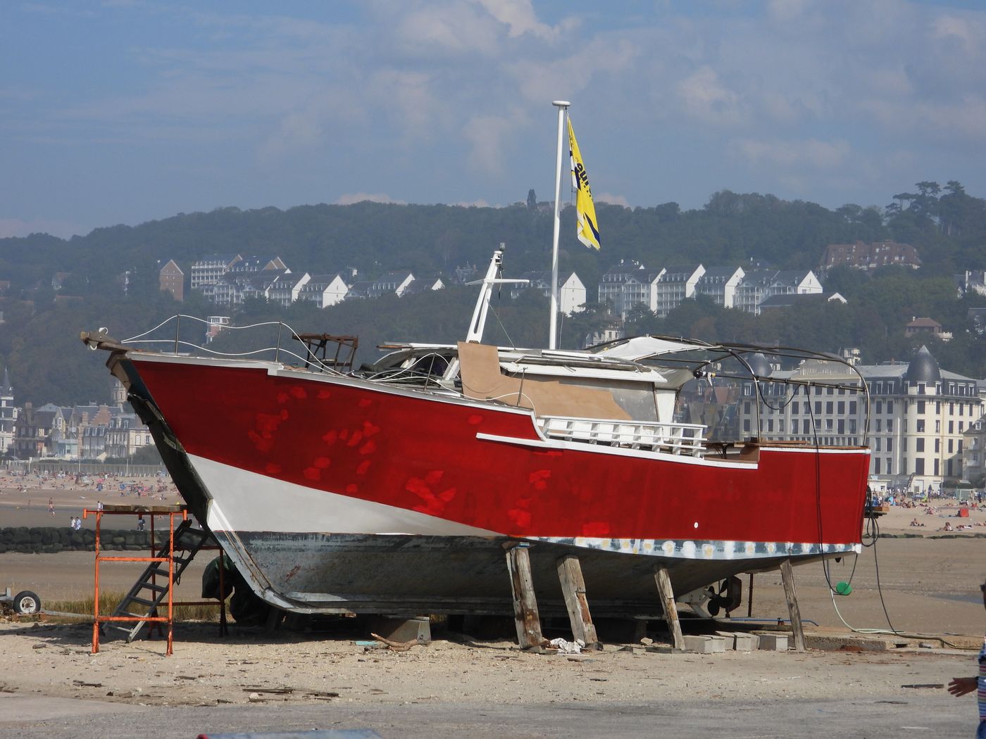 Bateau rouge sur la plage de Deauville