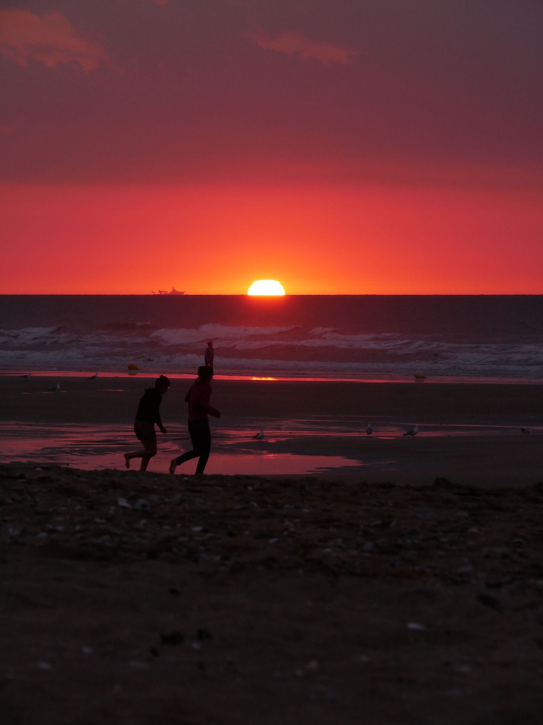 Promenade sur une plage normande au coucher du soleil