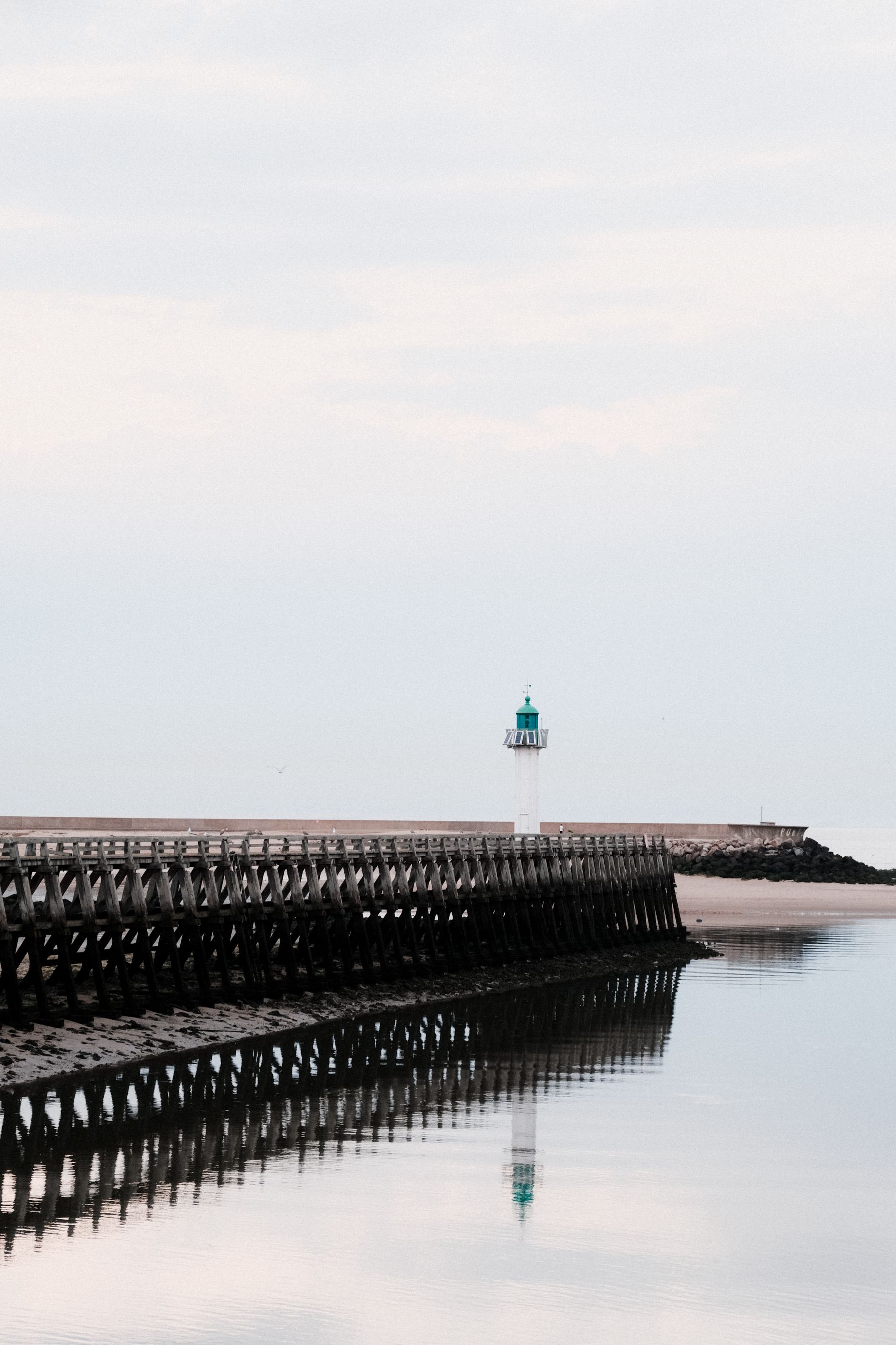 Jetée au bord de la Manche près de Deauville